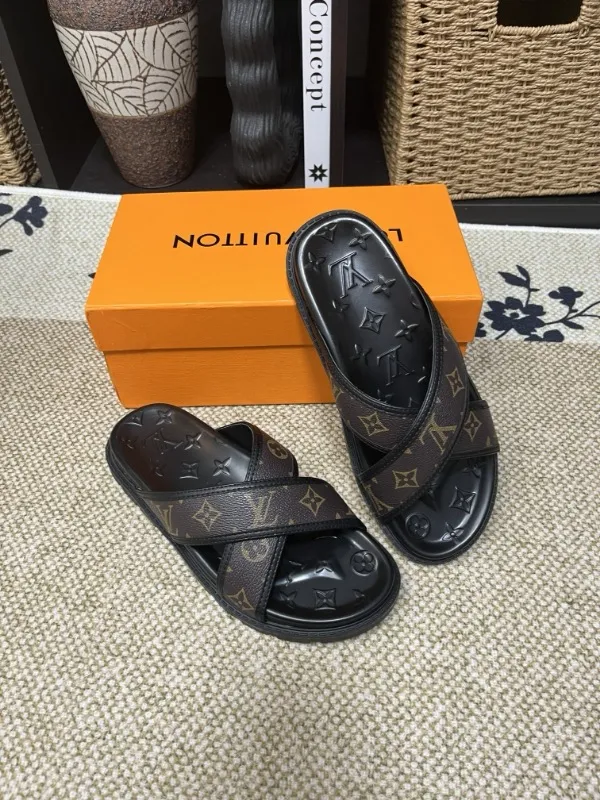 P270🏆Louis Vuitton 🏆[Louis Vuitton] Spring/Summer 2025 [Men's Flip Flops] 🎯🎯As an active family in the fashion industry ⭐ Lv is characterized by bold innovation ⚡Create this casual business style for Chinese fashionable men ✨The fabric is made of imported high-grade cowhide 🔥 Clean and neat ⚡Fashionable and elegant🌹Breathable, sweat-absorbent and deodorant👈So luxurious, high-end and domineering. 👍Must be sold if you repost the picture. Number of yards: 38--46. Color: 🎉 For large quantities. Welcome to repost.
